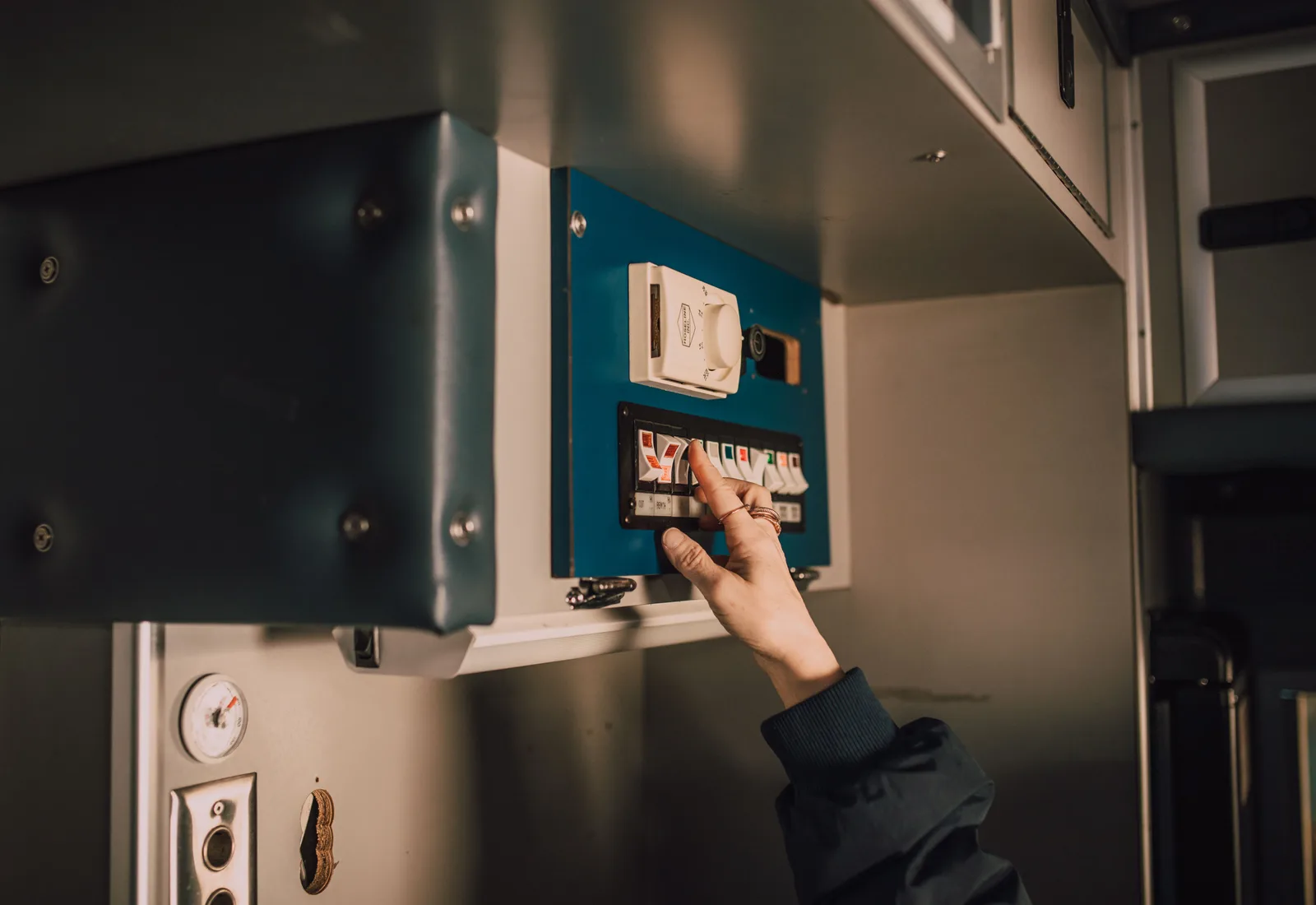 Hand zet een installatieautomaat om in een verdeelkast