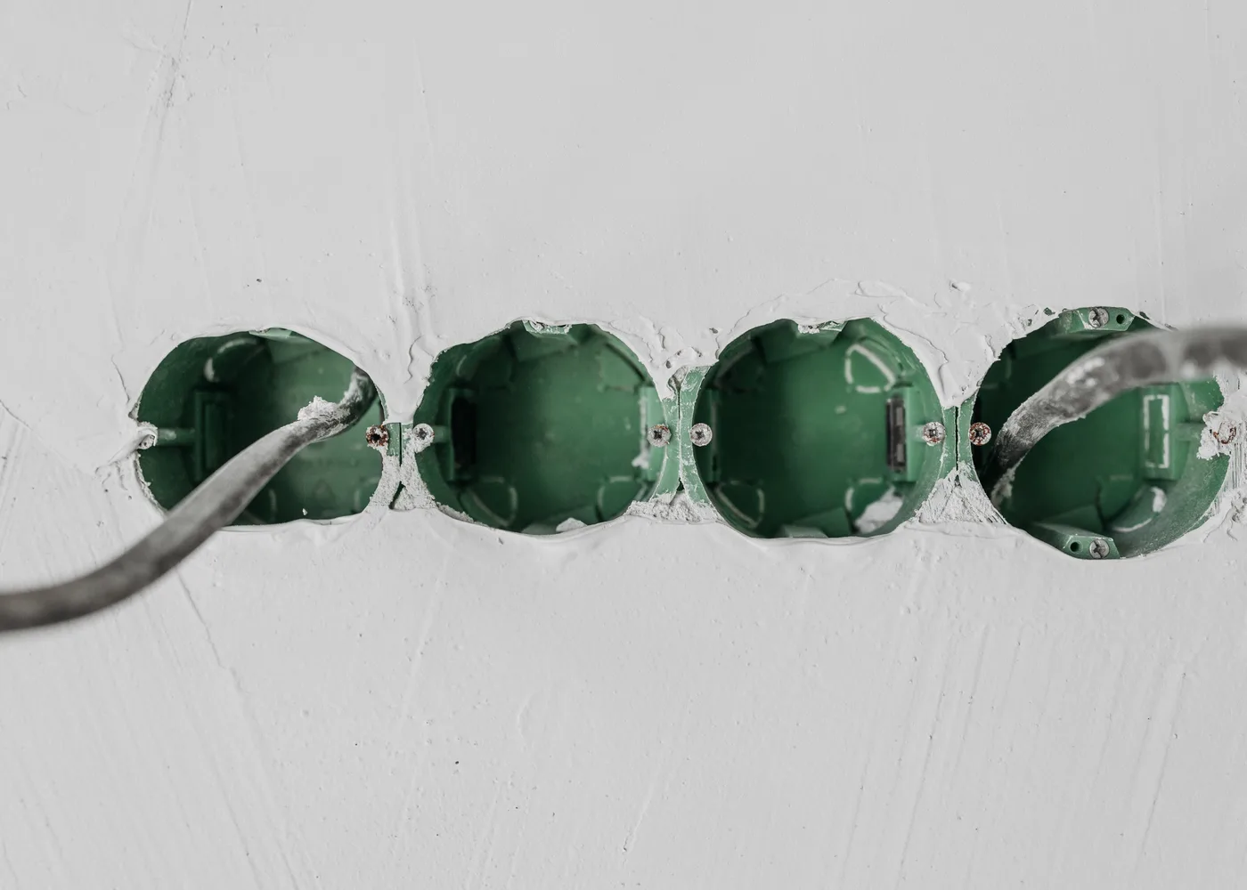 Nieuwe inbouwdozen in een gestucte wand