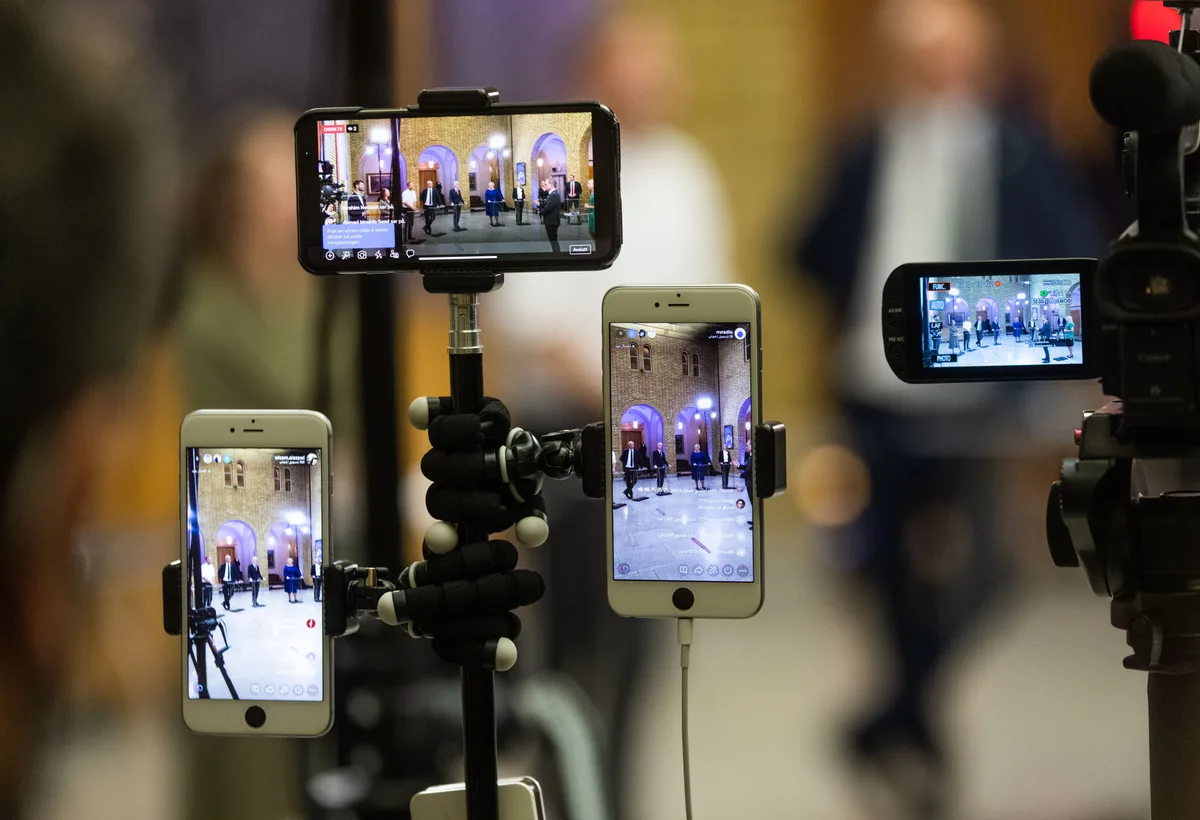 Camera crew en regiebus tijdens live stream evenement