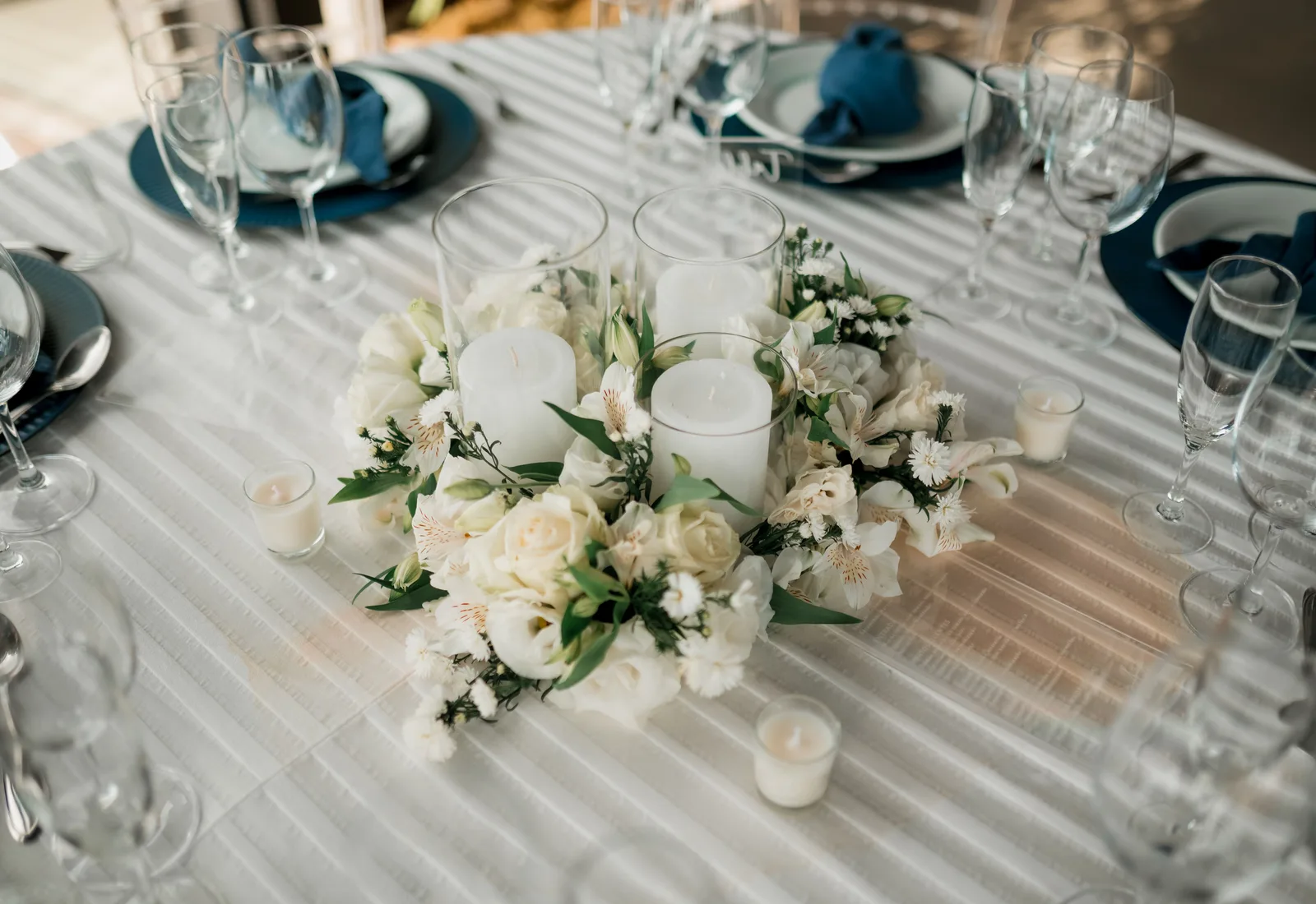 Gedekte galatafel met bloemen en kaarsen
