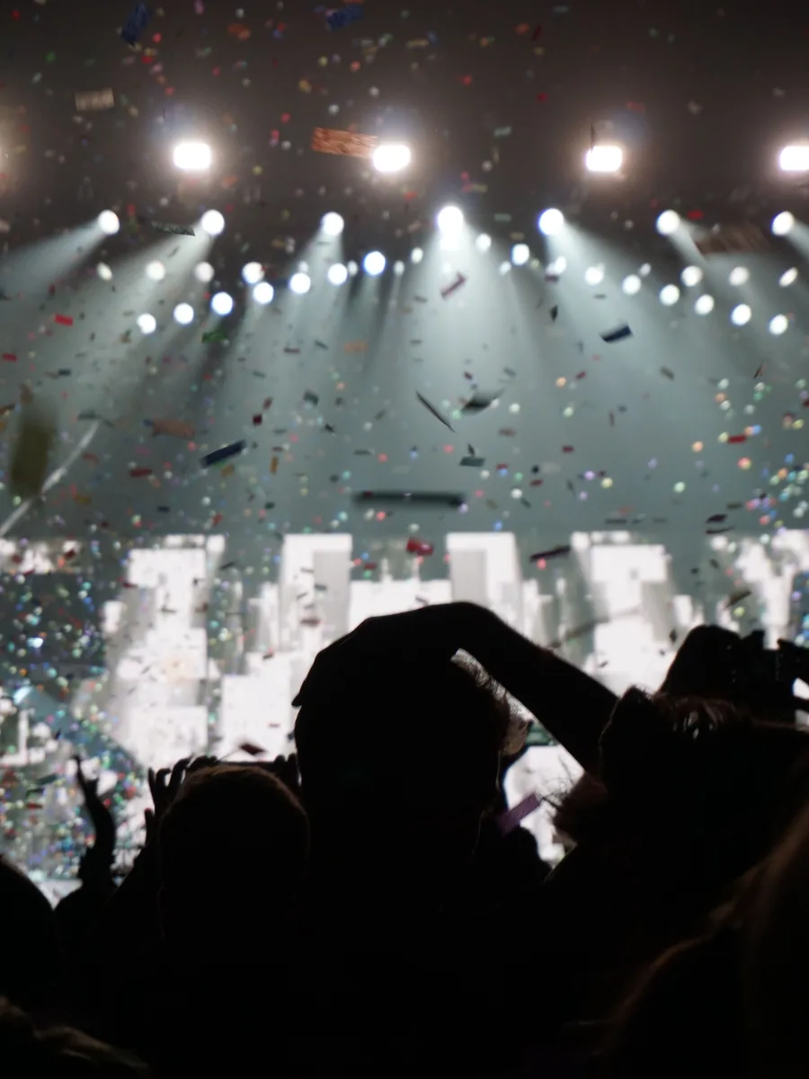 Confetti dwarrelt over een feestend publiek