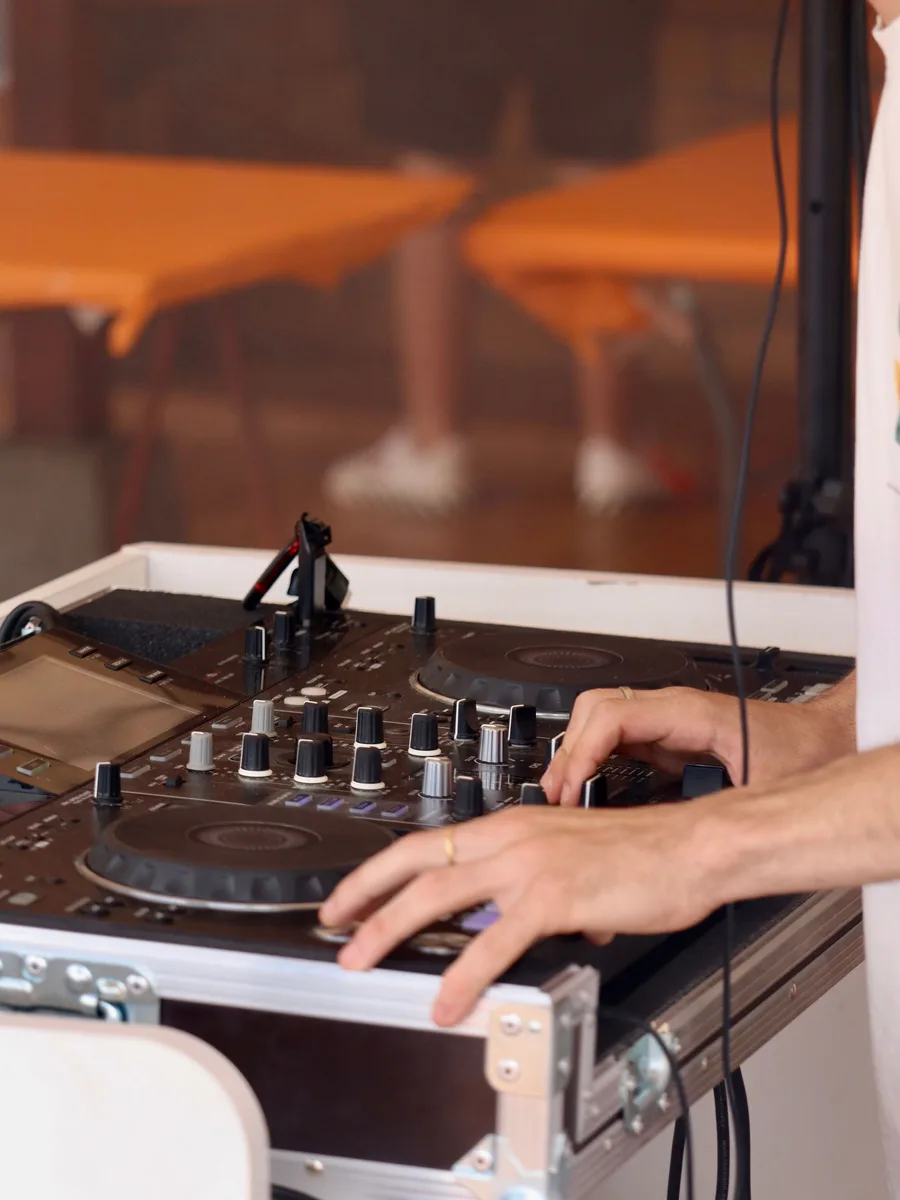 Handen van een dj op de draaitafel
