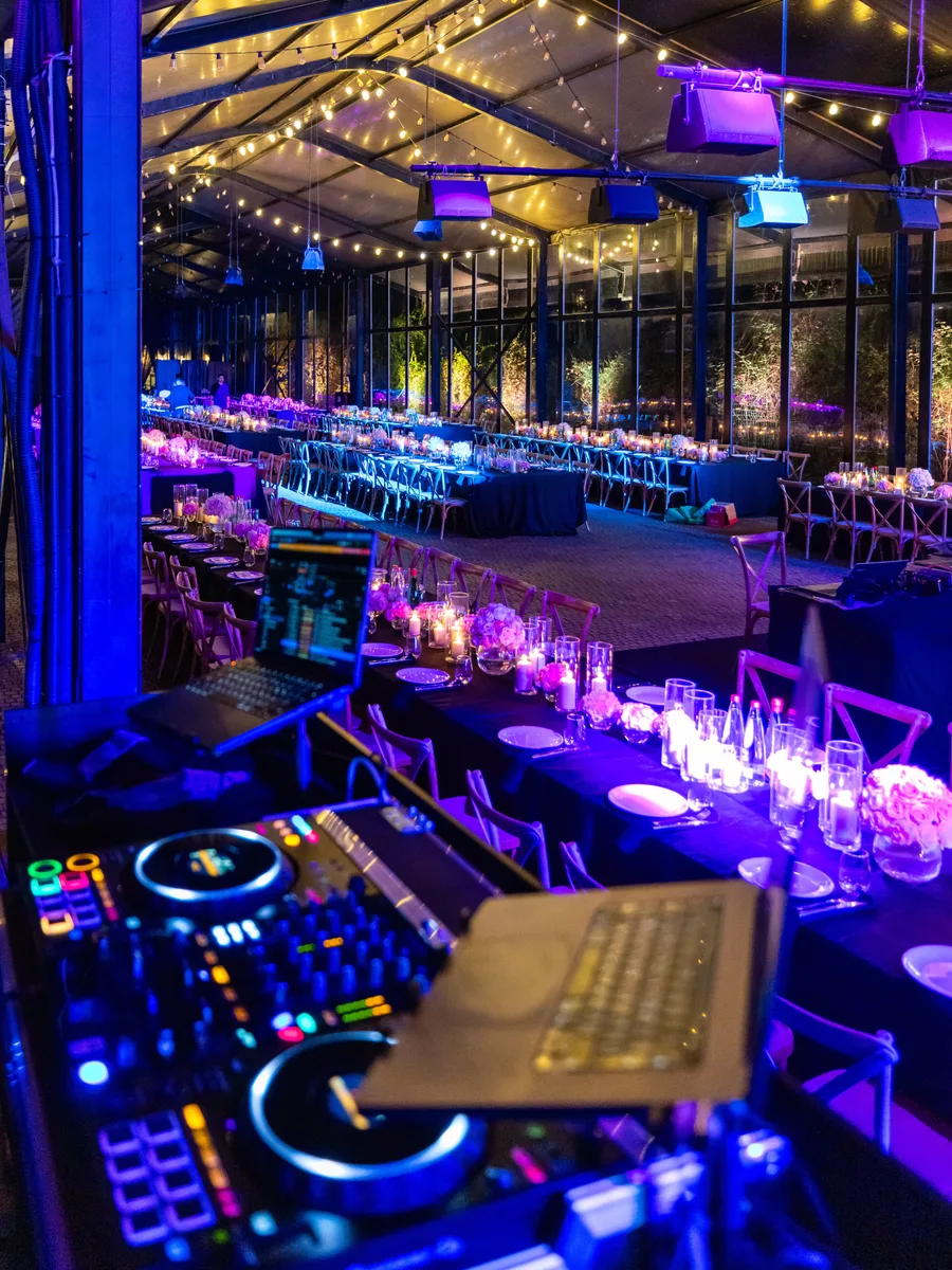 Feestelijk gedekte dinerzaal met lichtslingers