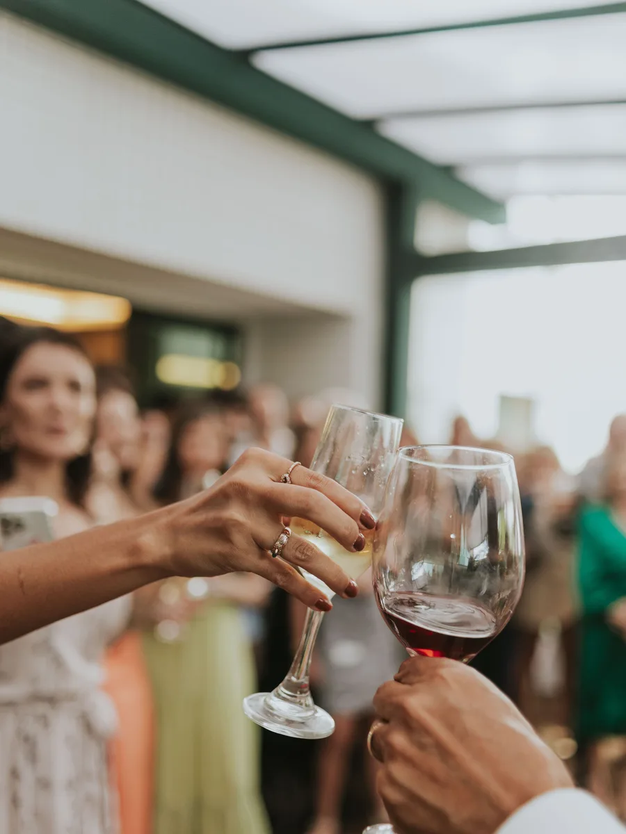 Gasten proosten met glazen tijdens een borrel
