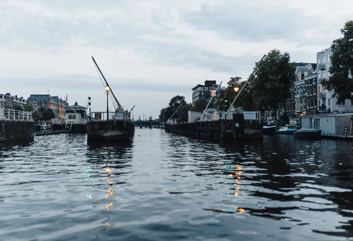 Gasten stappen uit op aanlegsteiger bij de evenementenlocatie