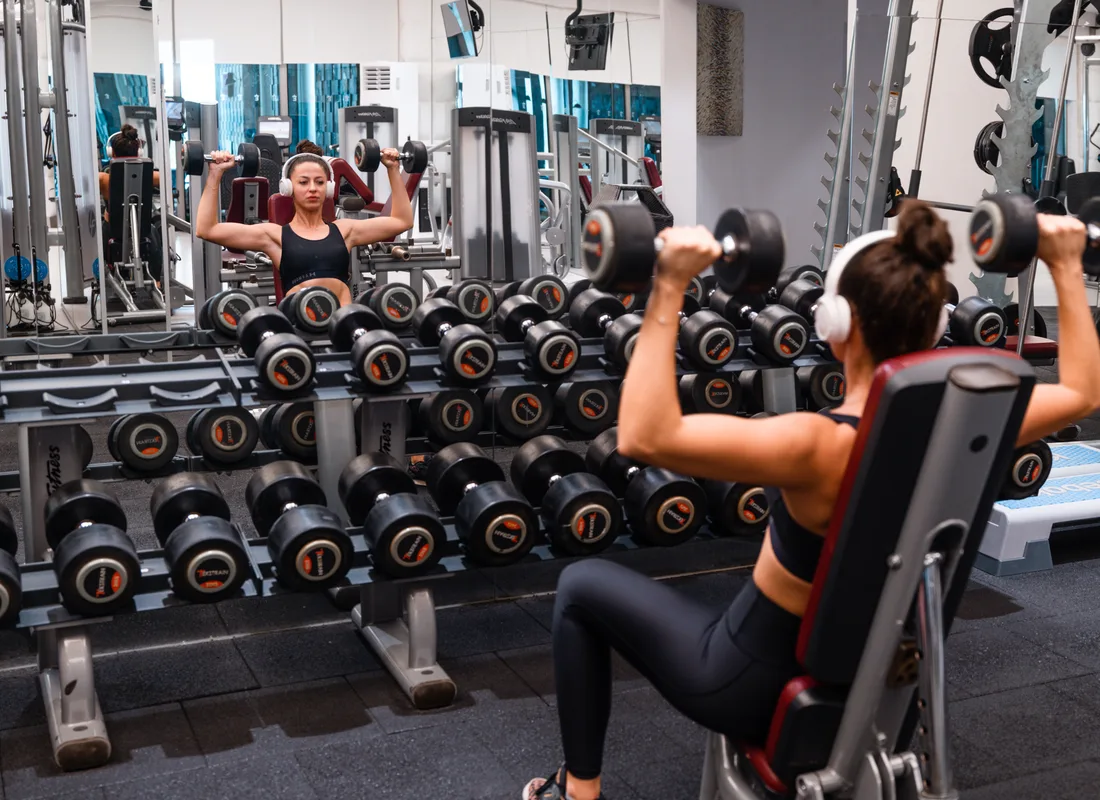 Lid traint met dumbbells voor de spiegel