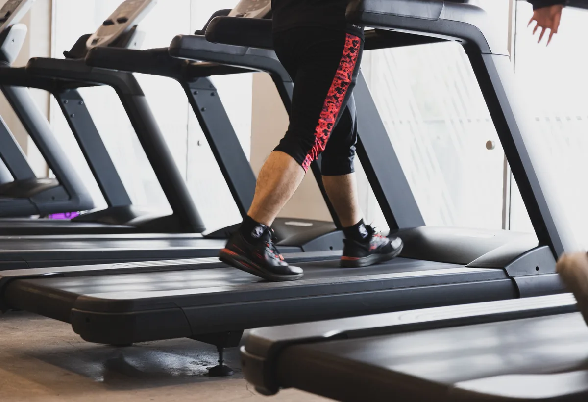 Atleet op roeitrainer tijdens zone 2 duurtraining