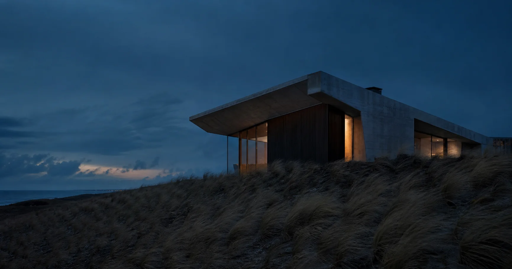 Duinhuis in blauw avondlicht