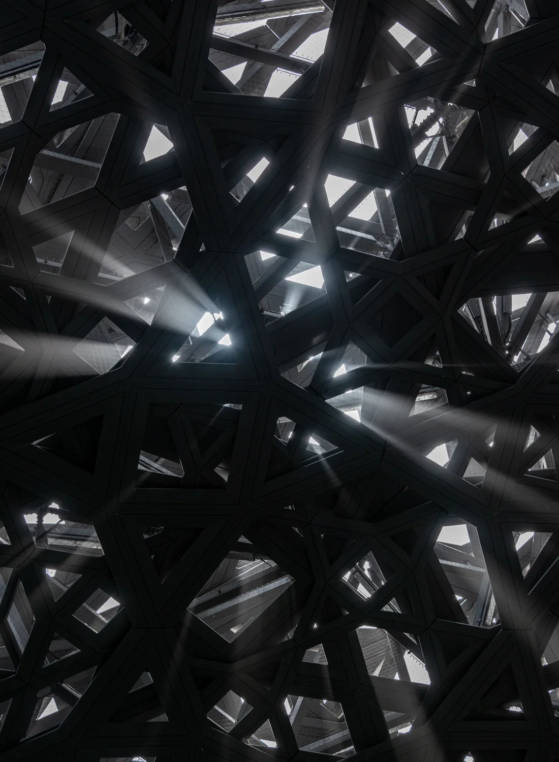 Donkere geometrische dakconstructie met lichtstralen