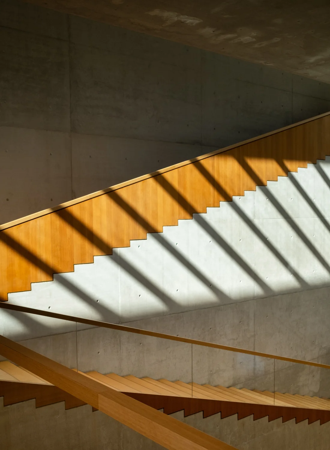 Houten trap in warm zonlicht