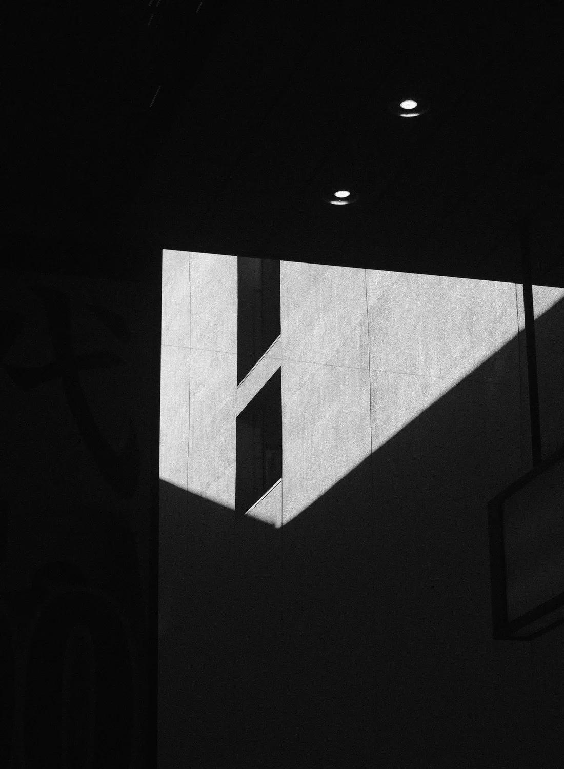 Donkere architectuur met een scherpe lichtvorm