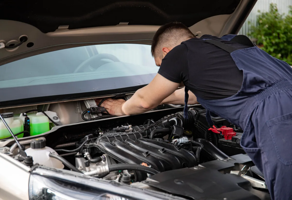Aircoservicestation aangesloten op auto-airconditioning