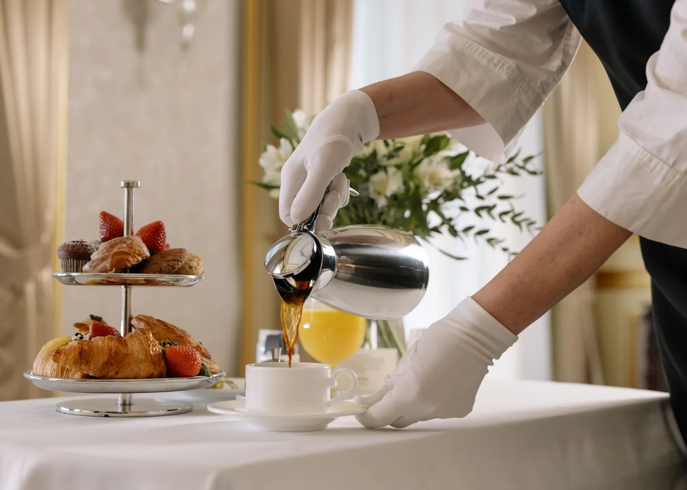 Roomservice-ontbijt wordt ingeschonken