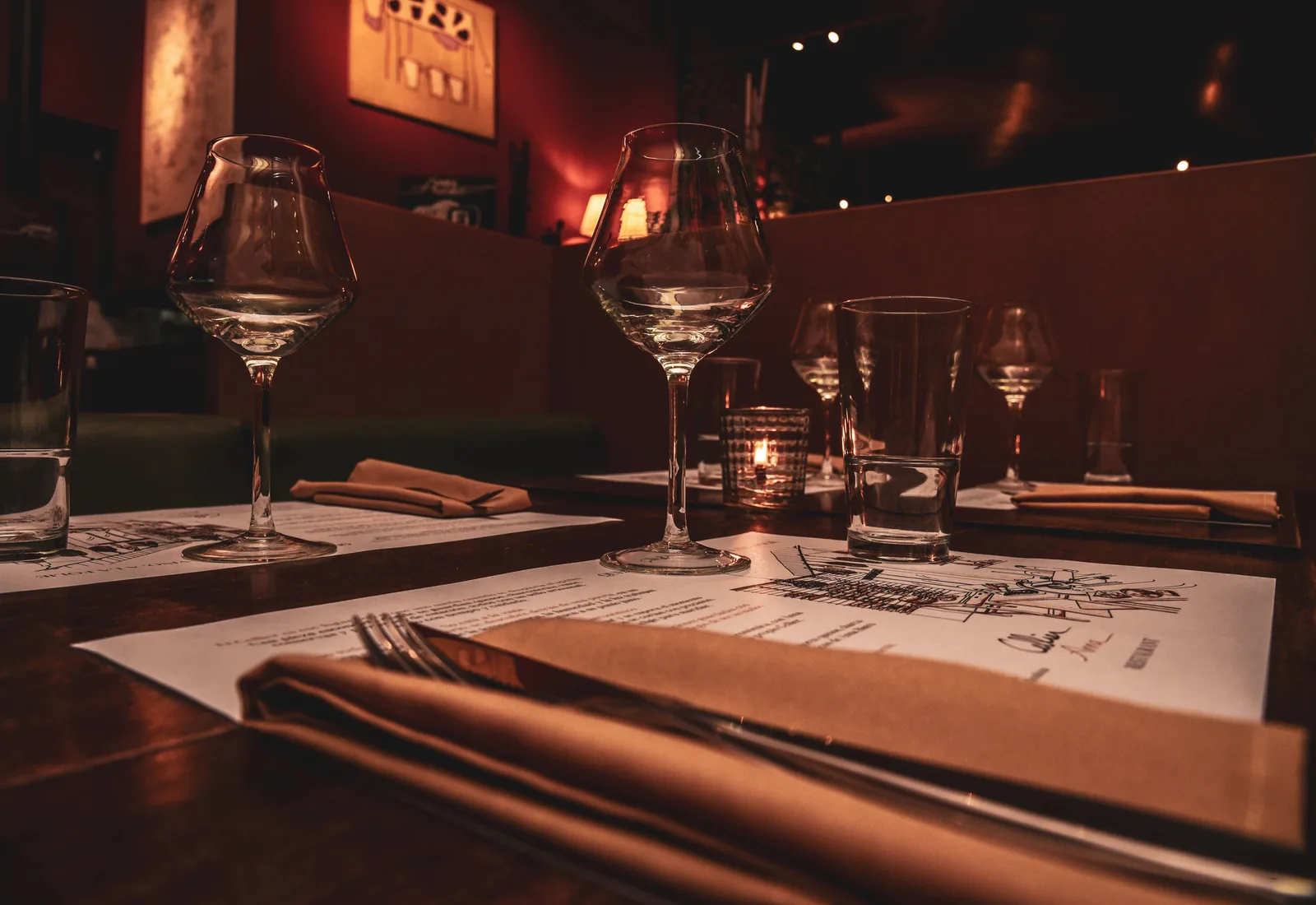 Gedekte tafel bij kaarslicht in restaurant Meridiaan