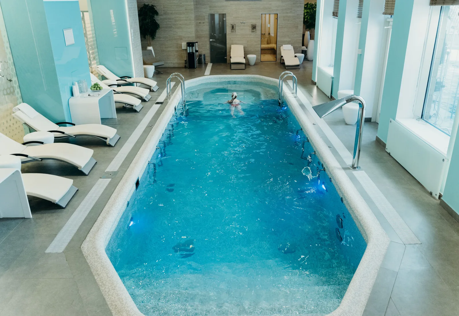 Binnenbad van het hotel met ligstoelen