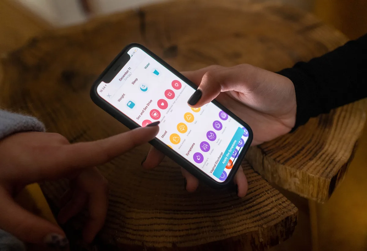 Patiënt logt veilig in op online patiëntenportaal op tablet