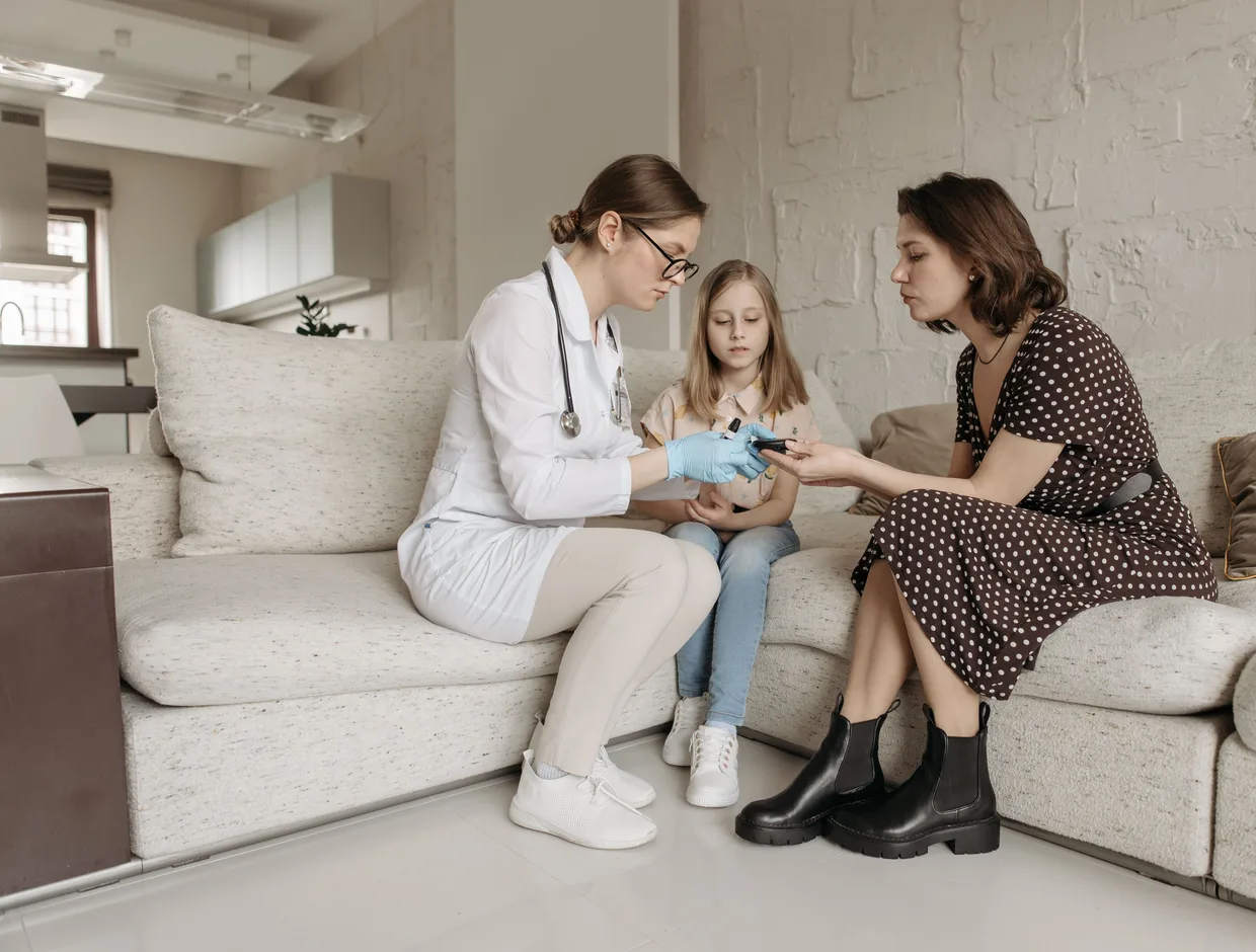 Huisarts in gesprek met een ouder en kind