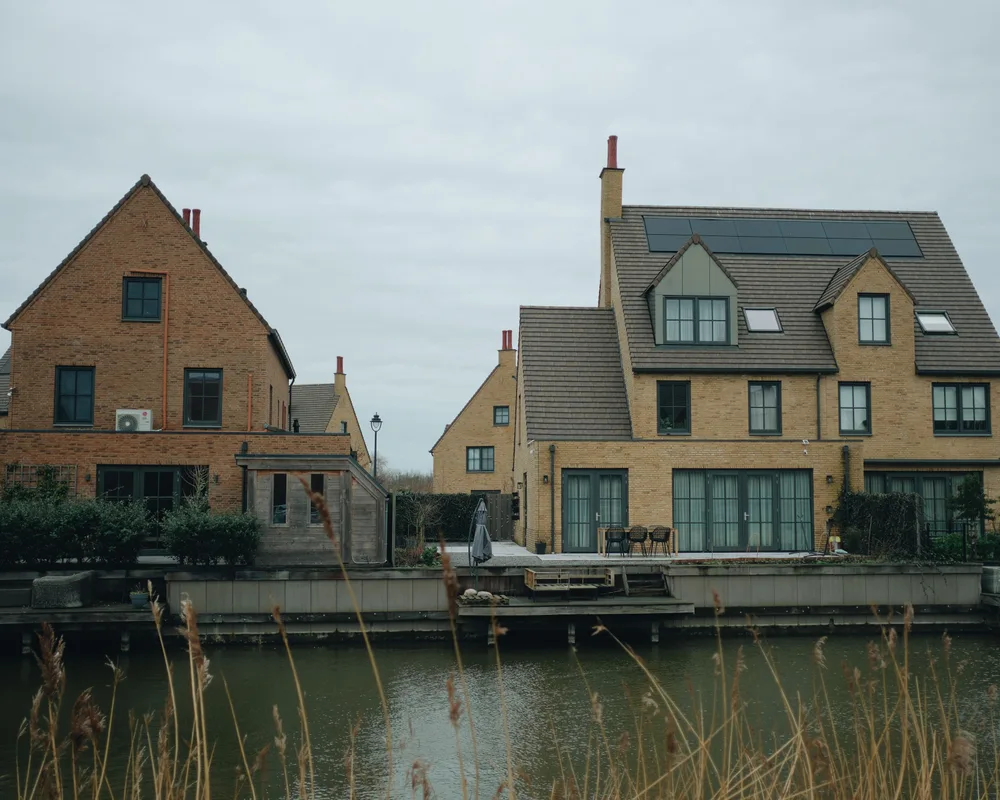 Moderne Nederlandse woningen aan het water