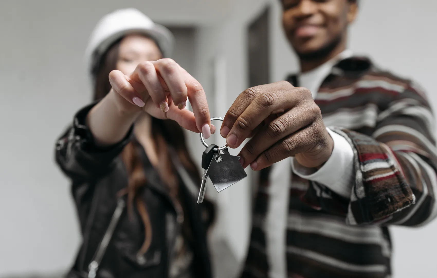 Stel houdt samen de sleutel van hun nieuwe woning vast