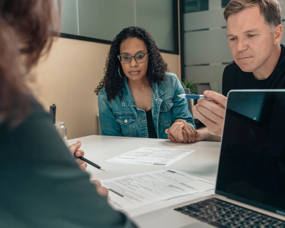 Stel bekijkt samen de papieren aan de keukentafel