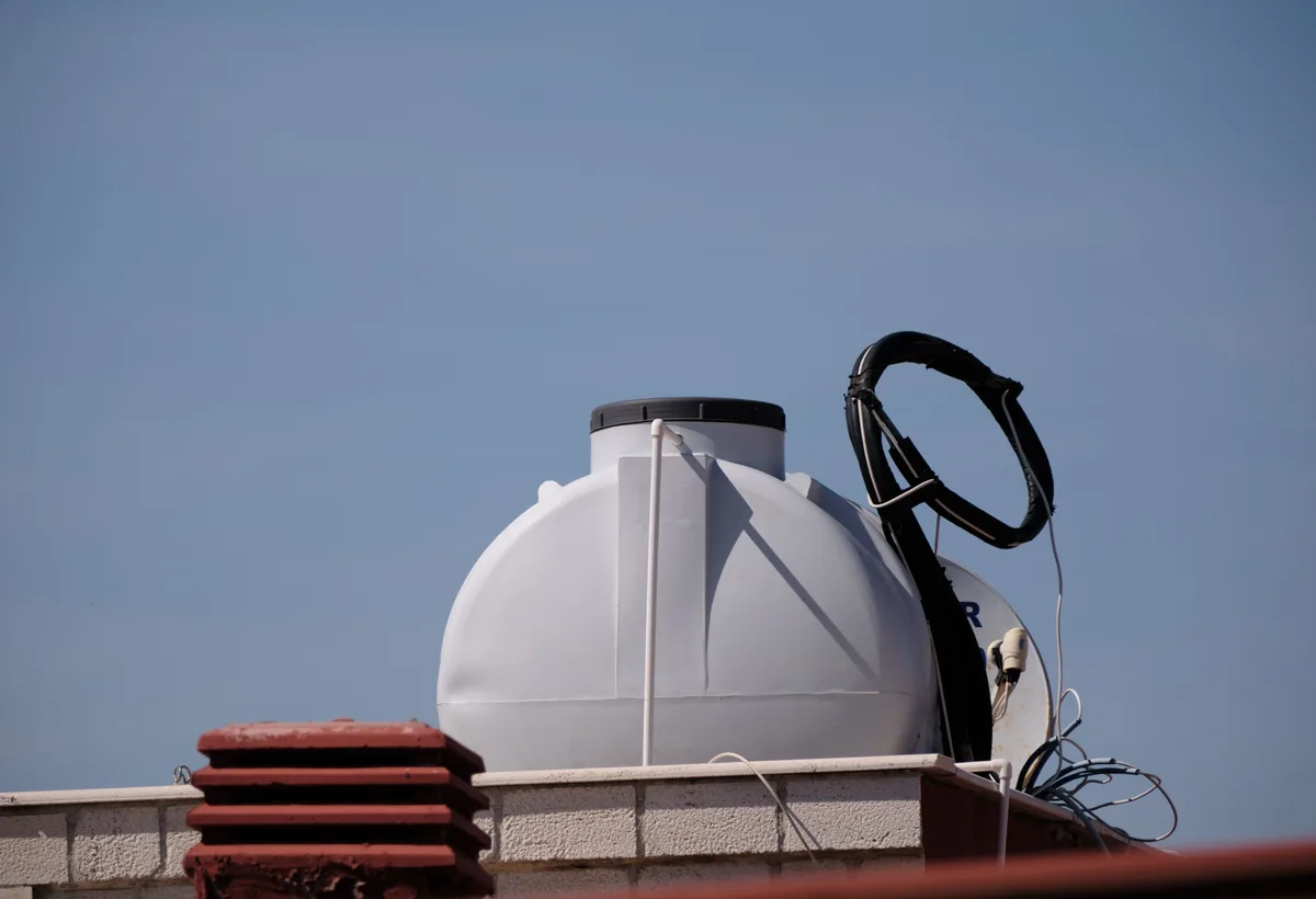 Warmtepompboiler geplaatst naast wasmachine in technische ruimte
