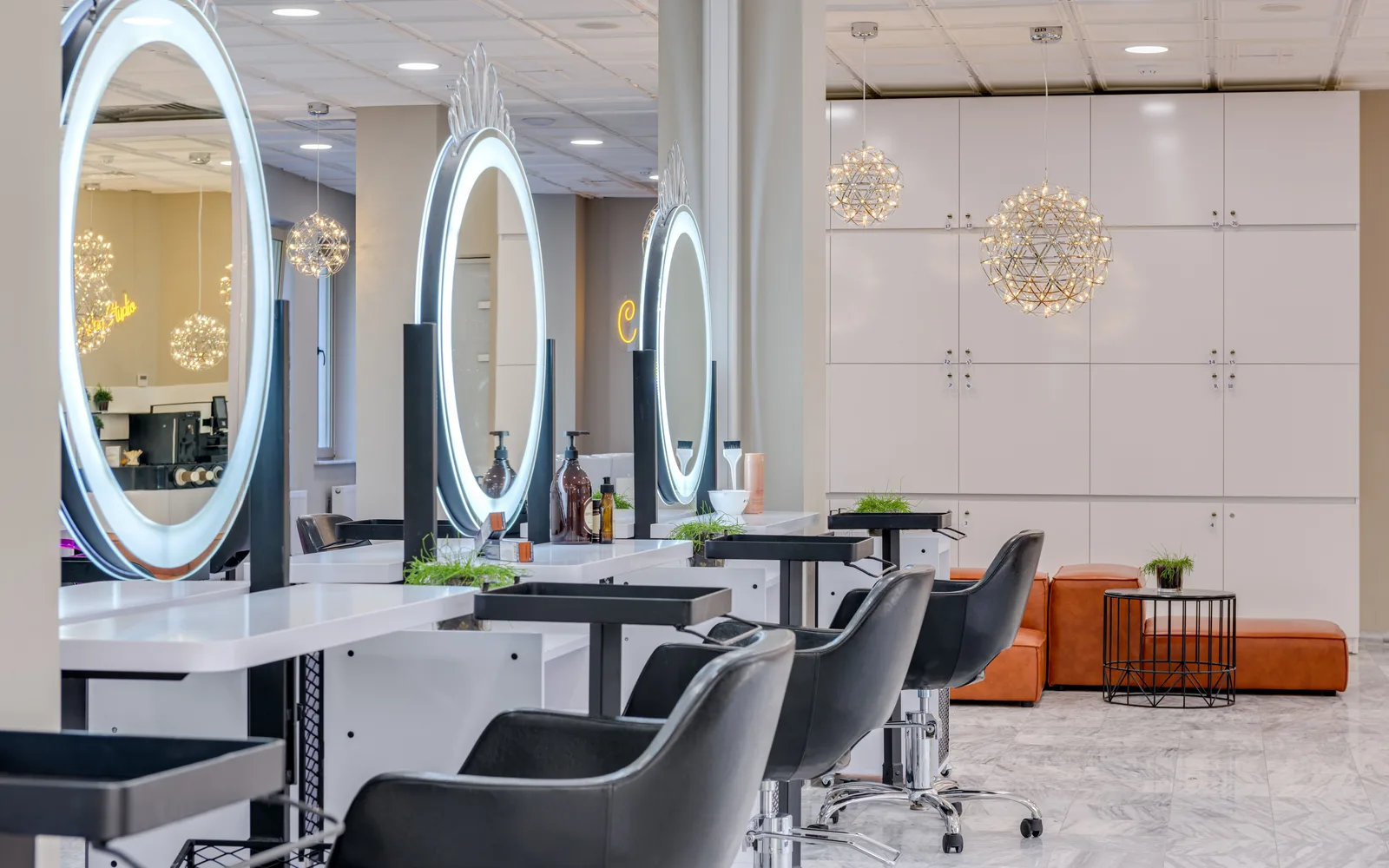 Lichte saloninterieur met ronde spiegels en warme zitjes