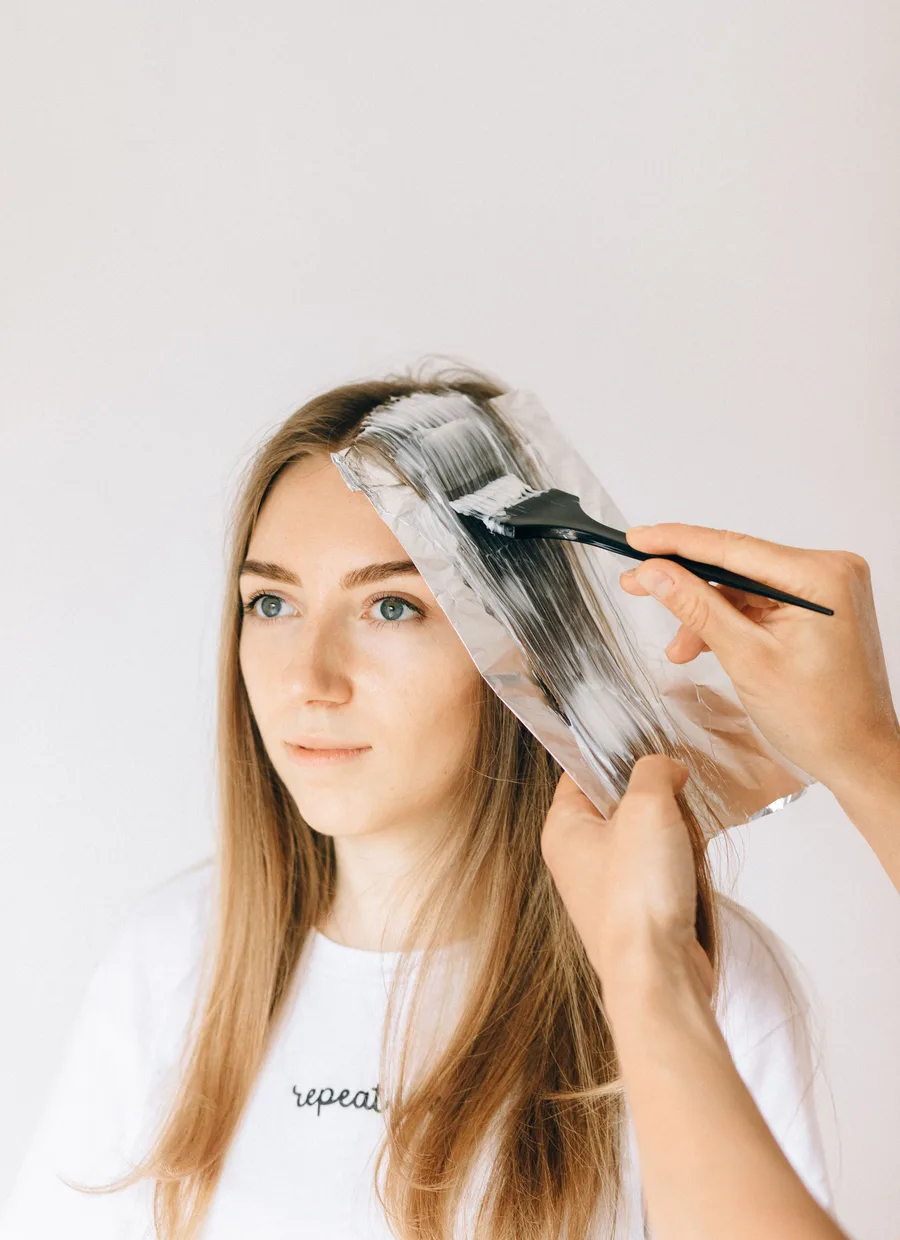 Colorist brengt haarkleur aan met kwast en folie