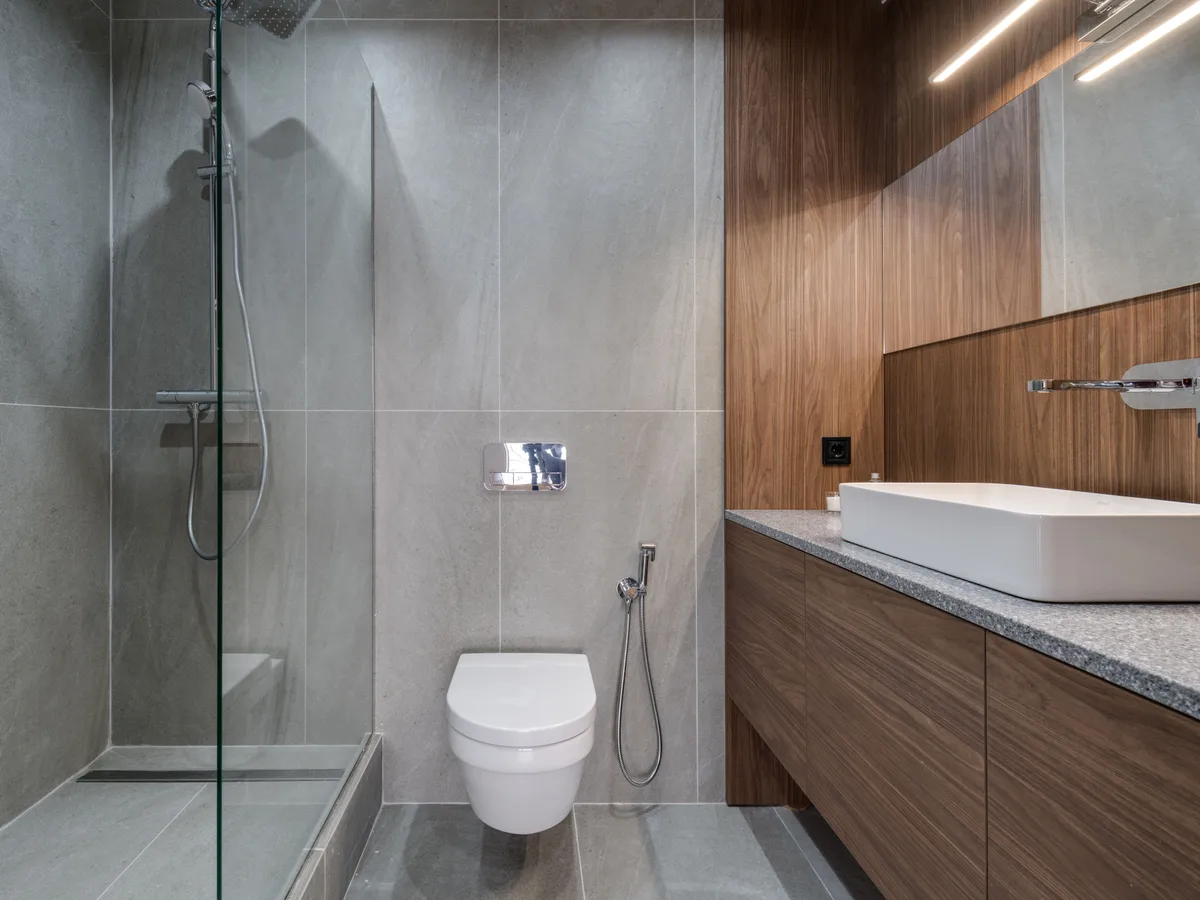Nieuwe badkamer met leisteen tegels, notenhout en inloopdouche