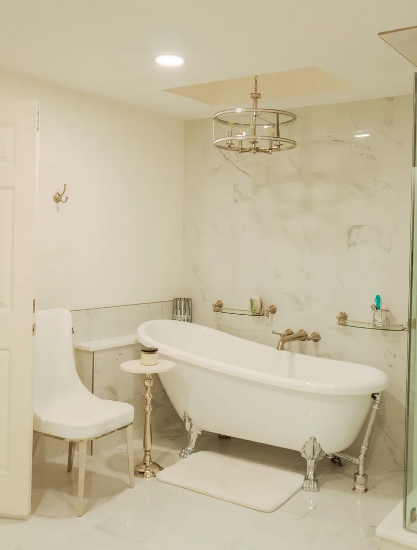 Klassieke badkamer met vrijstaand bad op pootjes