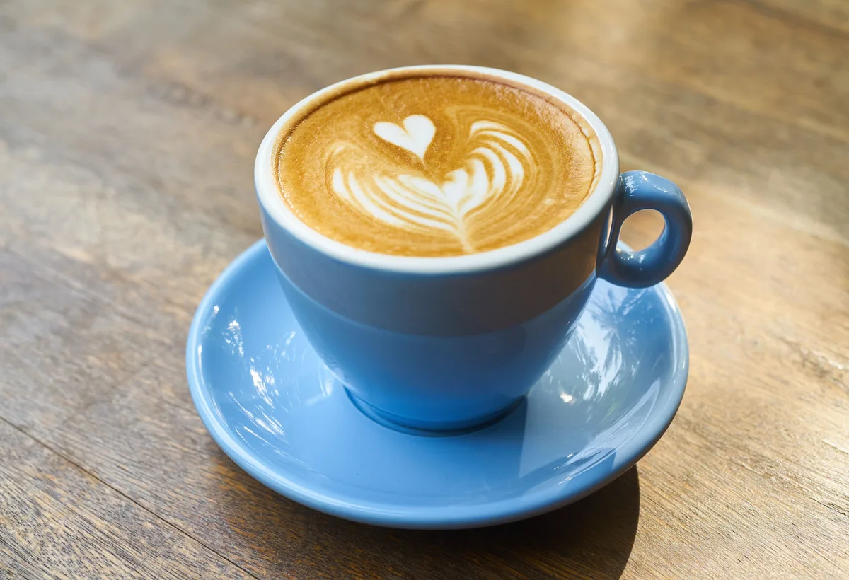 Kop cappuccino met perfect geschonken tulp latte art