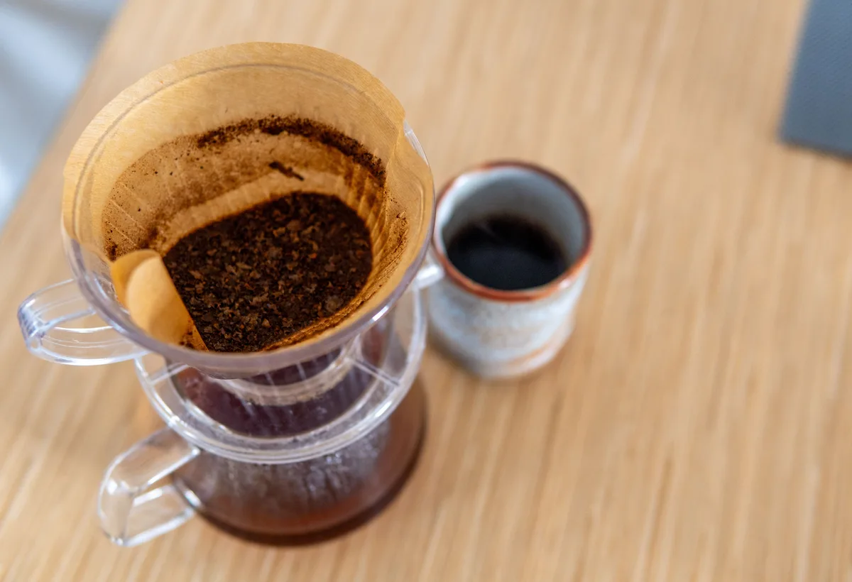 Barista schenkt met precisieketel water over V60 filterkoffie