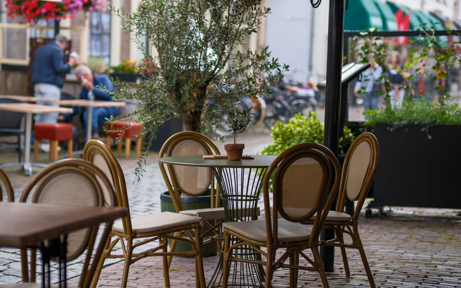 Terrasstoelen en tafels op de klinkers voor de koffiebar
