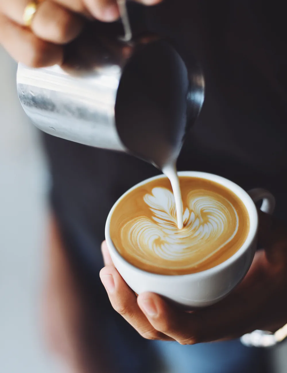 Barista schenkt latte art