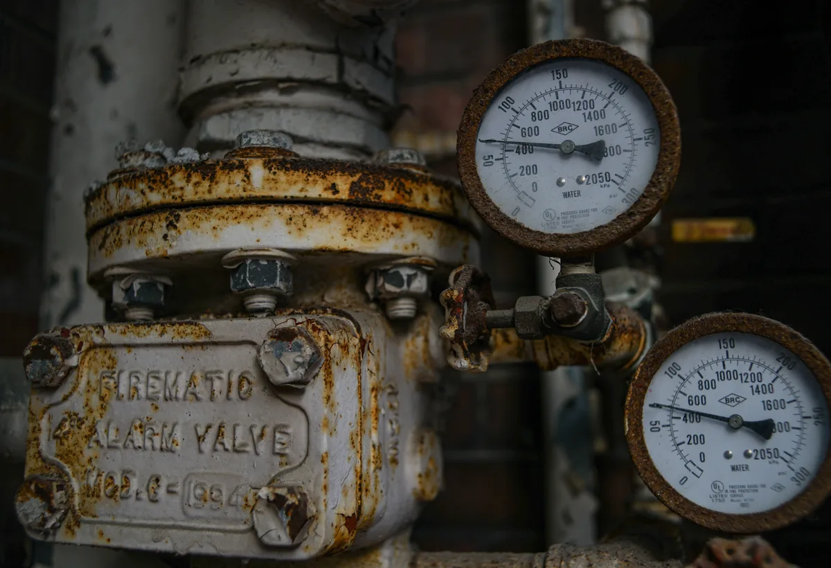 Vulslang aangesloten op vulkraan van cv-installatie met manometer