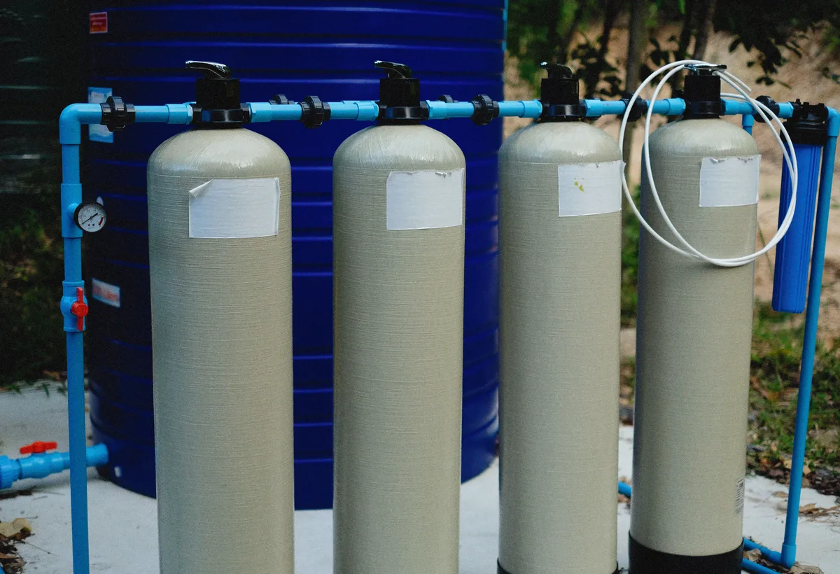 Compacte frequentieregelaar hydrofoorpomp aangesloten op waterleiding