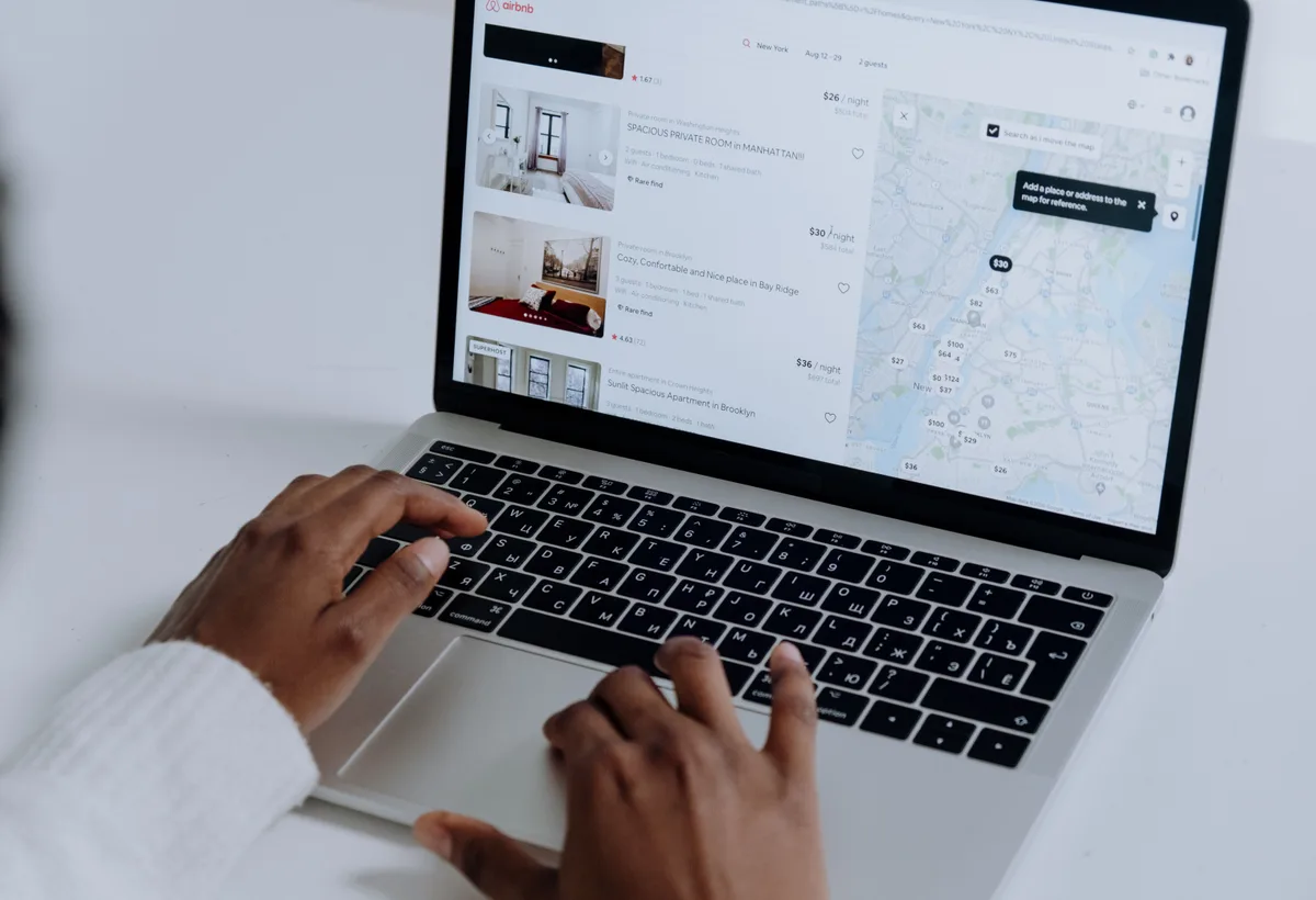 SEO specialist optimaliseert gestructureerde data en entiteiten voor zoekmachines