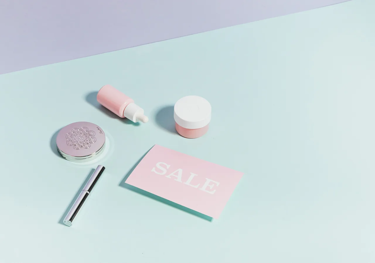 Pastelkleurige skincare-producten in een strakke studio-opstelling