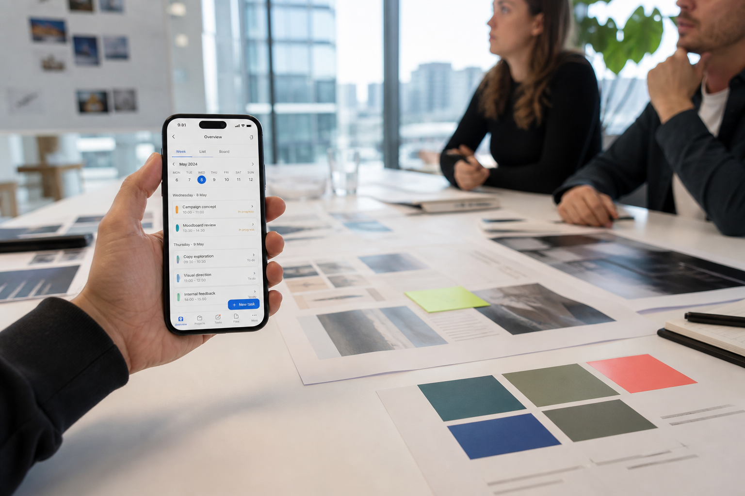 Planning-app op een telefoon van normaal handformaat tijdens een campagnereview