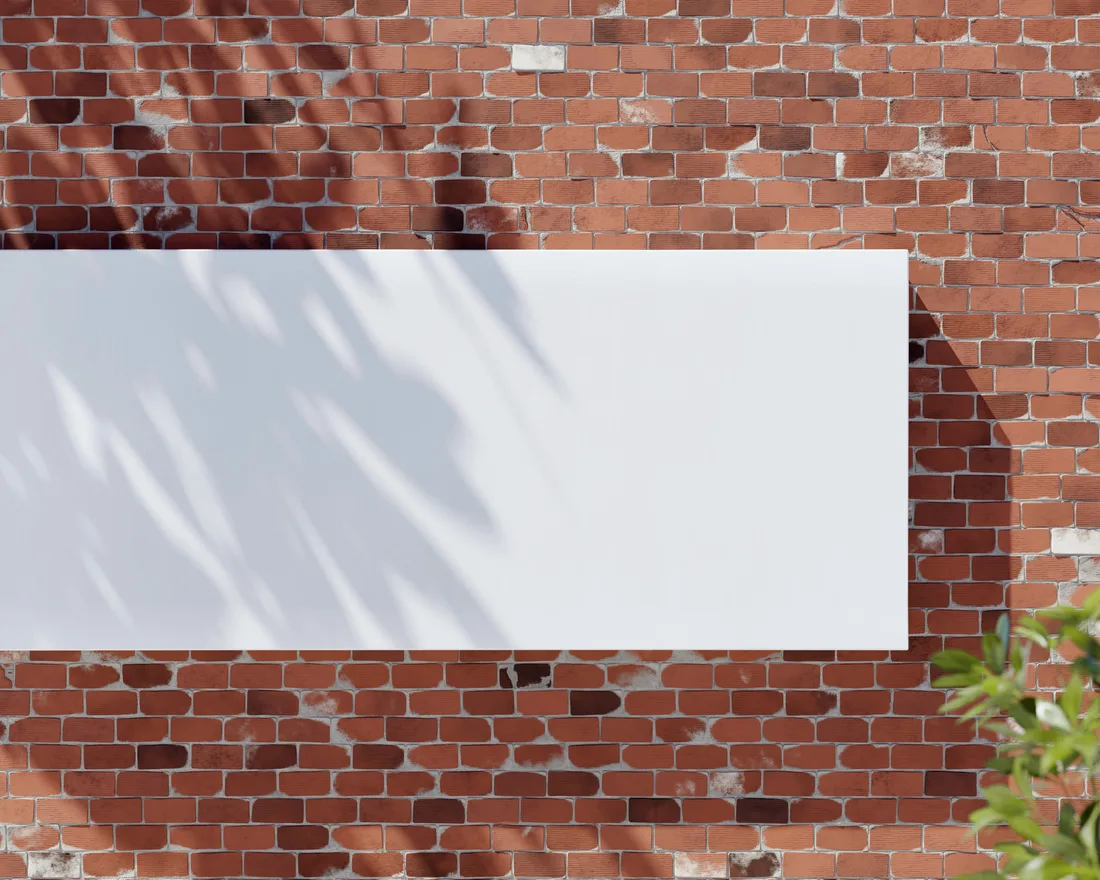 Leeg reclamebord op een bakstenen muur, klaar voor een nieuwe campagne