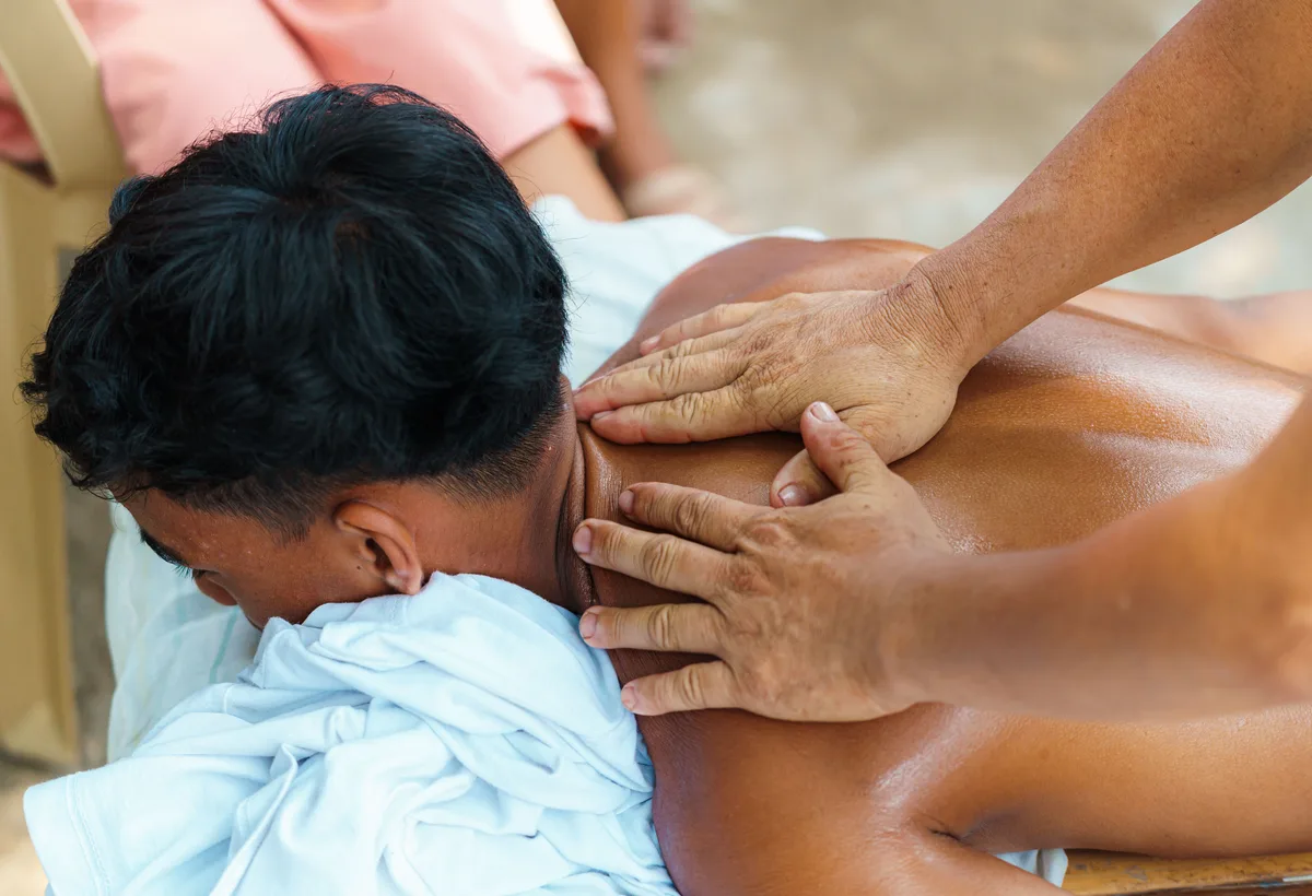 Therapeut past ontspannende rugmassage toe met warme olie