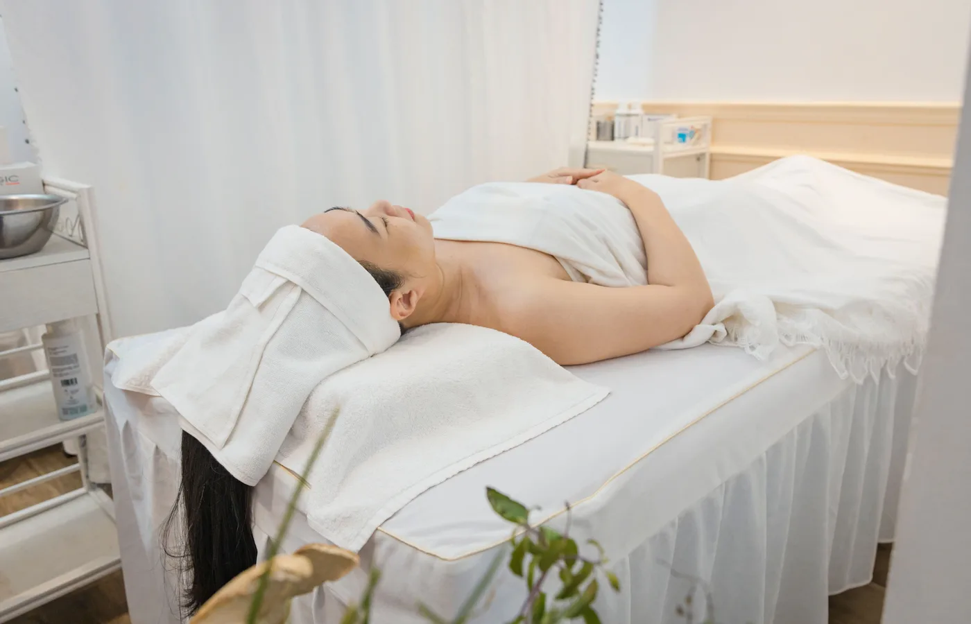 Rustige behandelruimte met massagetafel