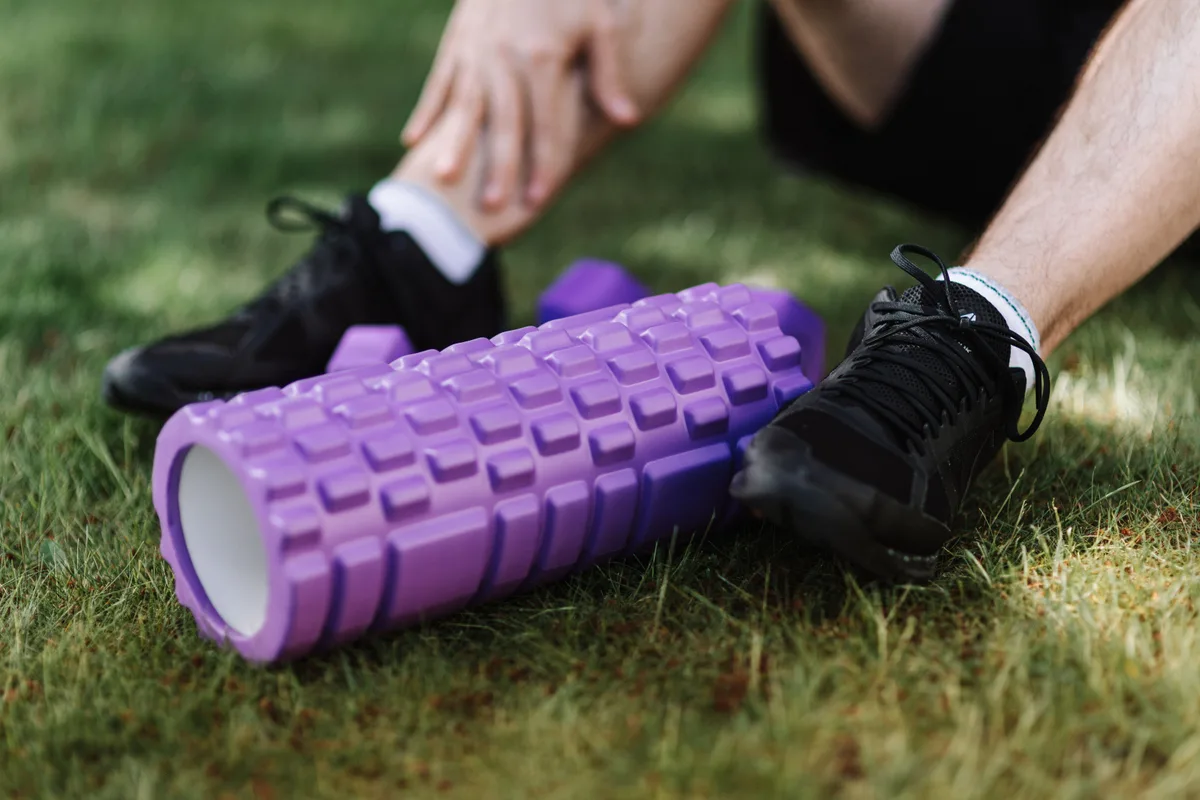 Sportmassage aan een kuit