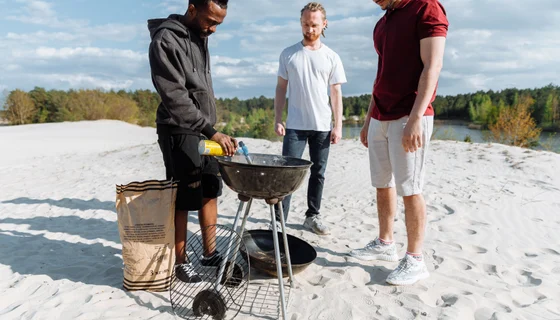 Collega's rond een barbecue buiten