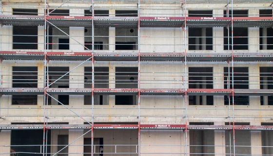 Bouwproject met steigers