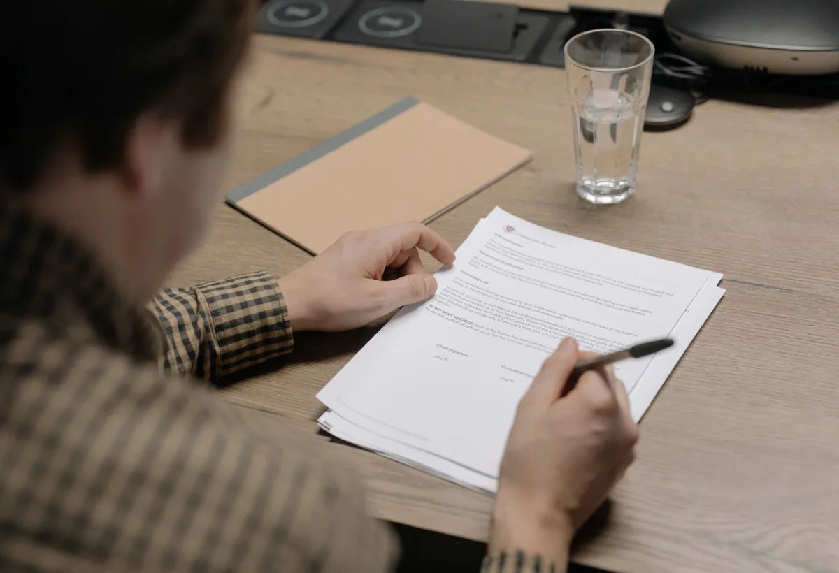 Oprichters ondertekenen notariële akte van oprichting voor BV