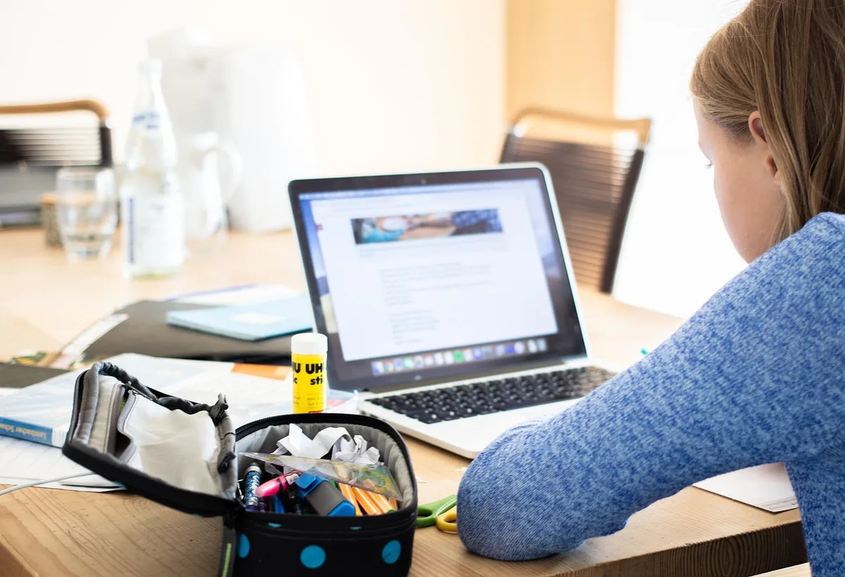 Student bekijkt interactieve e-learning video op laptop