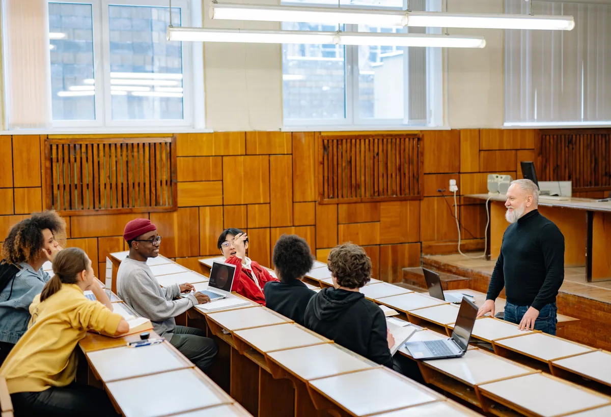 Officieel diploma met reliëfstempel uitgereikt aan afgestudeerde