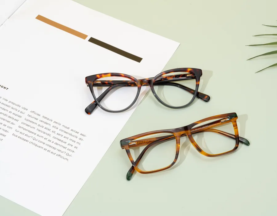 Tortoise cat-eye montuur en amberkleurig montuur op een lookbook