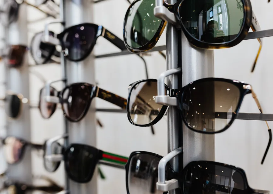 Zonnebrillenwand in de winkel