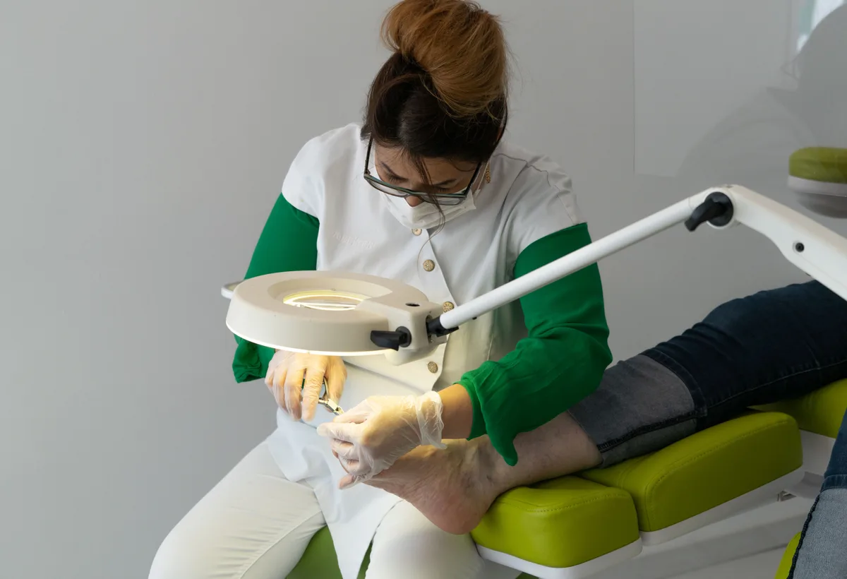 Pedicure test gevoel van diabetische voetzool met stemvork en monofilament